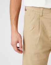 MĘSKIE SPODNIE MATERIAŁOWE WRANGLER CASEY PLEATED CHINO SADDLE W15L50327 112141177